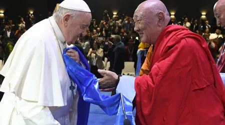 Papa Francisco con autoridad budista en Mongolia