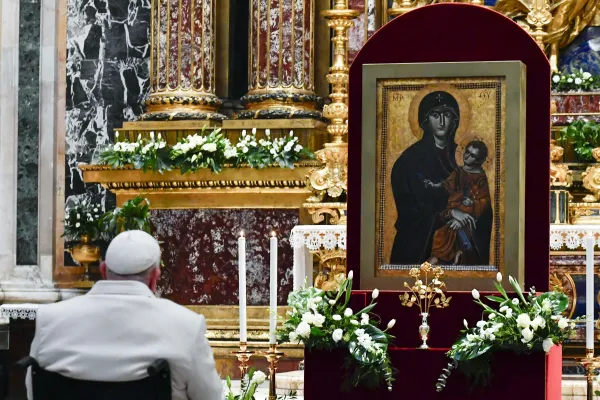 El Papa entrega la Rosa de Oro a importante icono de la Virgen. Crédito: Vatican Media