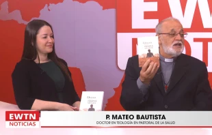 Ximena López y el P. Mateo Bautista. Crédito: EWTN Noticias.