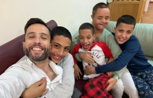 Eduardo Moreno, misionero laico español, junto a los chicos del hogar niño dios de Belén. Crédito: Misión América.