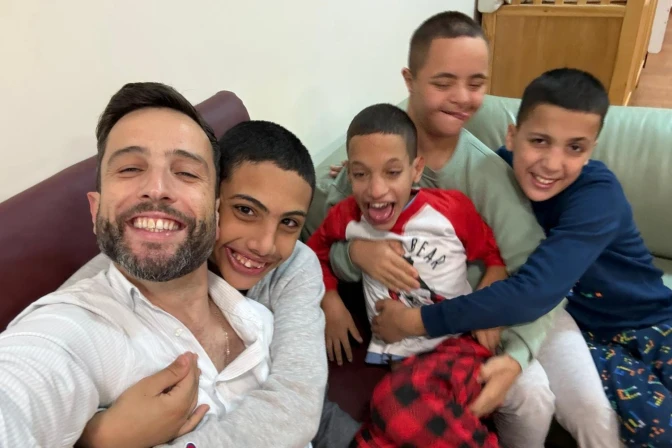 Eduardo Moreno, misionero laico español, junto a los chicos del hogar niño dios de Belén.