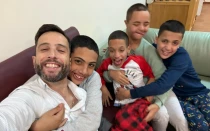 Eduardo Moreno, misionero laico español, junto a los chicos del hogar niño dios de Belén.