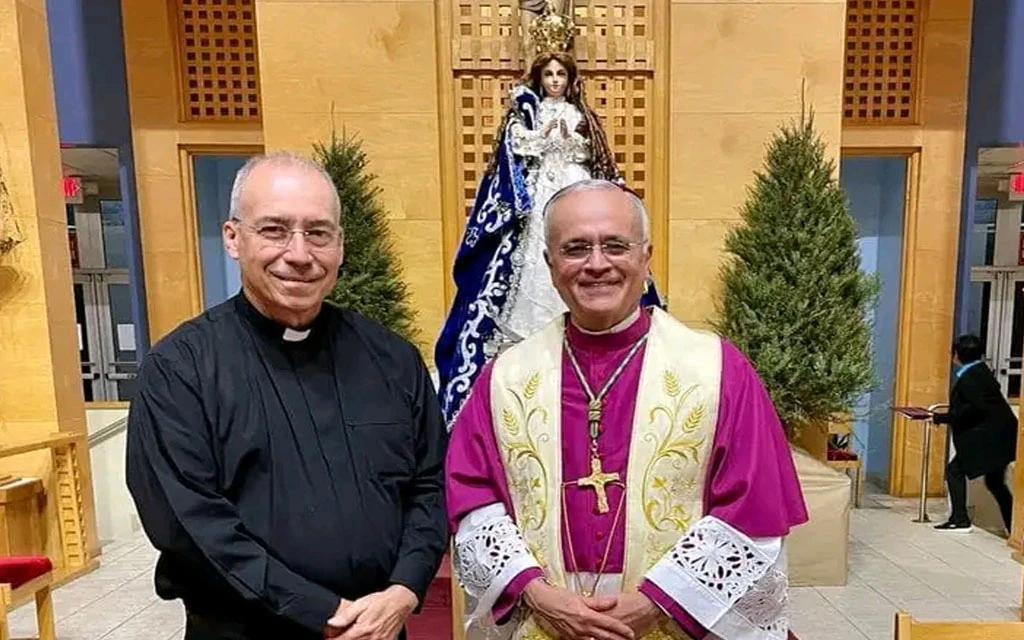 El P. Edwing Román (izquierda) junto a Mons. Silvio Báez.?w=200&h=150