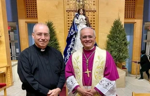 El P. Edwing Román (izquierda) junto a Mons. Silvio Báez. Crédito: Cortesía P. Edwing Román.