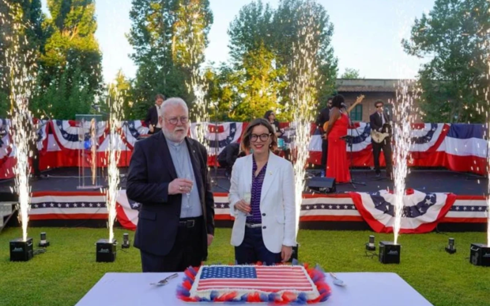 El Arzobispo Paul Richard Gallagher, Secretario del Vaticano para las Relaciones con los Estados, y Laura Hochla, encargada de negocios de la Embajada de Estados Unidos ante la Santa Sede, se dirigieron a la multitud en Villa Richardson el 30 de junio de 2025, en Roma, donde este año se celebró el 4 de julio.?w=200&h=150