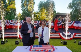 El Arzobispo Paul Richard Gallagher, Secretario del Vaticano para las Relaciones con los Estados, y Laura Hochla, encargada de negocios de la Embajada de Estados Unidos ante la Santa Sede, se dirigieron a la multitud en Villa Richardson el 30 de junio de 2025, en Roma, donde este año se celebró el 4 de julio. Crédito: Foto cortesía de la Embajada de Estados Unidos ante la Santa Sede.