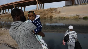 Un hombre y una mujer de Haití cruzaron el Río Grande, la frontera natural entre México y los Estados Unidos, con su hija en brazos para pedir asilo.