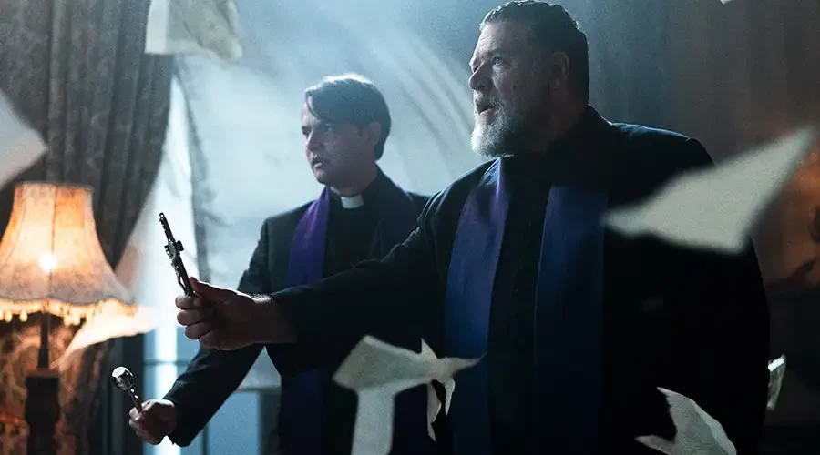 El P. Esquibel (Daniel Zovatto) y el P. Gabriele Amorth (Russell Crowe) en El Exorcista del Papa. Crédito: © 2023 CTMG, Inc. All Rights Reserved. Kit de prensa de Sony Pictures?w=200&h=150