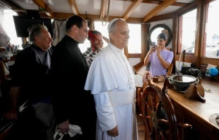 El Papa León XIV en el Barco de la Paz. Crédito: Vatican Media.