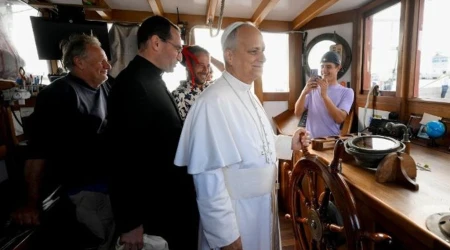 El Papa León XIV en el Barco de la Paz.