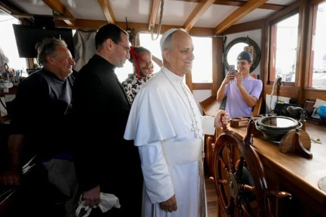 El Papa León XIV en el Barco de la Paz.
