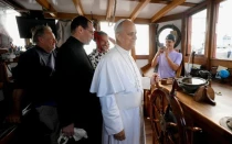 El Papa León XIV en el Barco de la Paz.