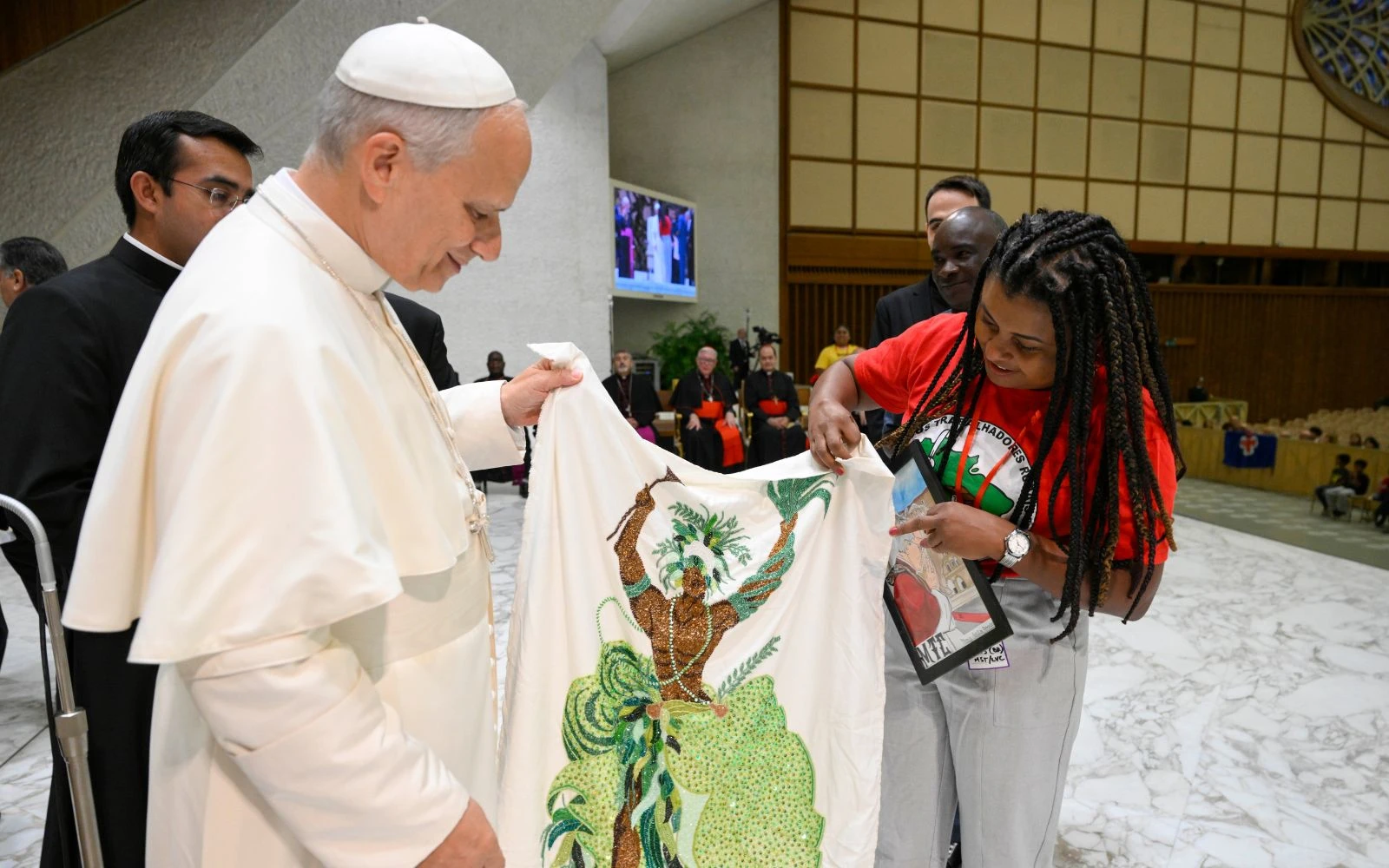 El Papa recibe un regalo de una de los participantes en la audiencia?w=200&h=150