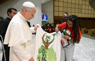 El Papa recibe un regalo de una de los participantes en la audiencia Crédito: Vatican Media