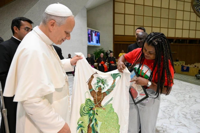 El Papa recibe un regalo de una de los participantes en la audiencia