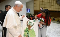 El Papa recibe un regalo de una de los participantes en la audiencia
