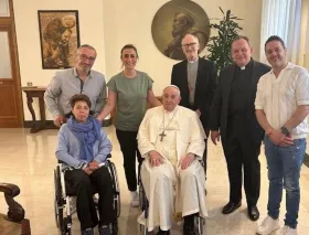 Mujer enferma de ELA cumple su sueño de conocer al Papa Francisco