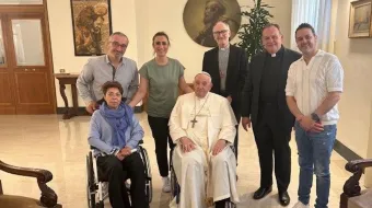 Maria José Marques da Silva Carvalho junto al Papa Francisco el 14 de abril
