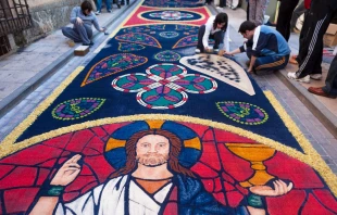 Alfombras de serrín en Elche de la Sierra Crédito:Wikimedia Commons/CC BY-SA 4.0