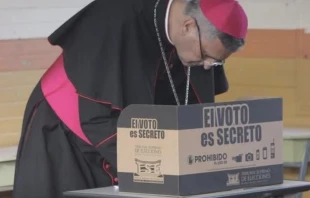 Mons. Manuel Eugenio Salazar Mora votando. Crédito: Diócesis de Tilarán - Liberia