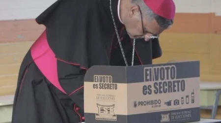 Mons. Manuel Eugenio Salazar Mora votando