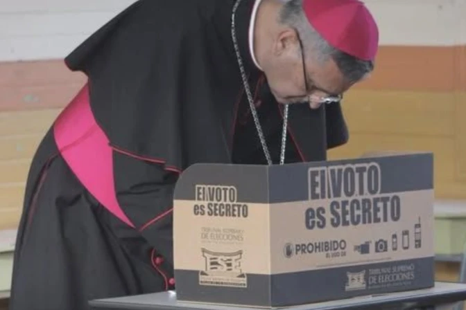 Mons. Manuel Eugenio Salazar Mora votando