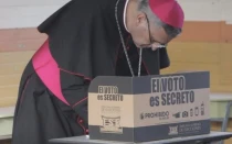 Mons. Manuel Eugenio Salazar Mora votando.