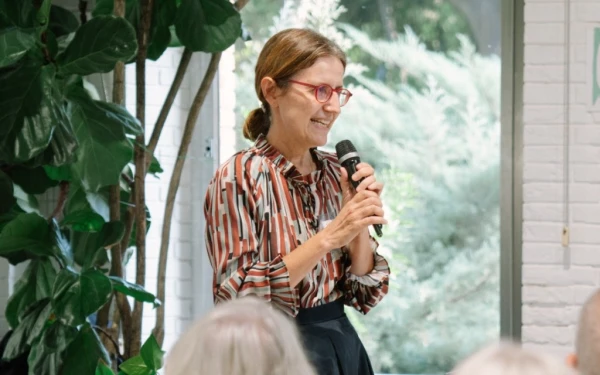 Helena Acin puso en marcha En Vela tras una ceremonia con la Comunidad del Cordero. Crédito: En Vela.