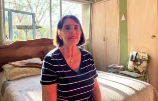 La señora Elena Berti en su habitación, destruida por el impacto de la bomba. Crédito: Andrés Henríquez/EWTN.