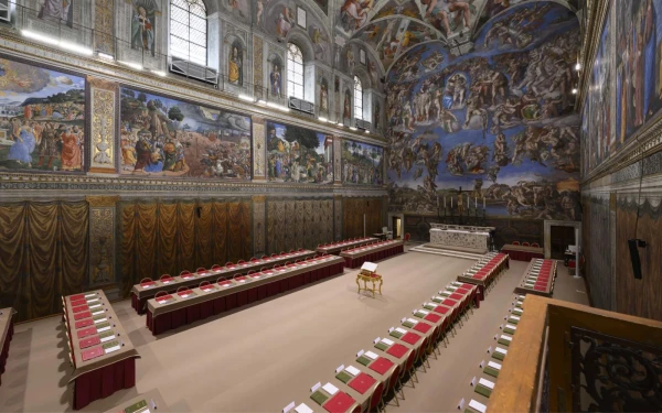 Mesas y sillas dispuestas en la Capilla Sixtina a la espera de la llegada de los cardenales para el cónclave en el que se elegirá al próximo Papa, el martes 6 de mayo de 2025. Crédito: Vatican Media.