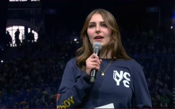 Elise Wing, de la Arquidiócesis de Dubuque, Iowa, le hace una pregunta al Papa León XIV el 21 de noviembre de 2025 en el Centro Nacional para Jóvenes Cristianos (NCYC) de Indianápolis. Crédito: Captura de pantalla del YouTube de EWTN.