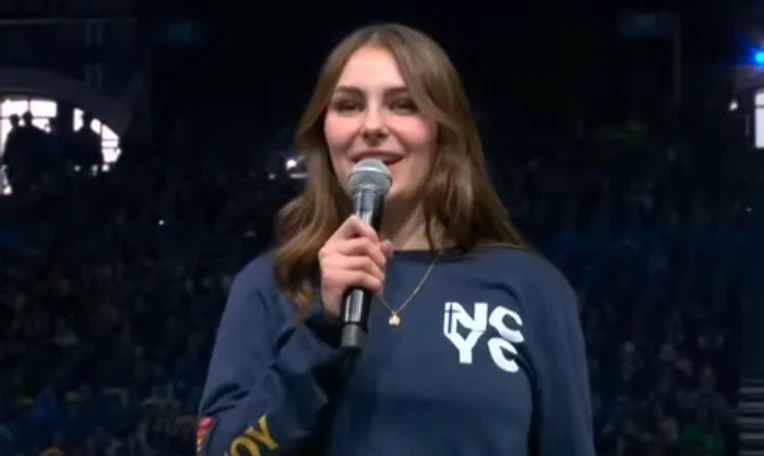 Elise Wing, de la Arquidiócesis de Dubuque, Iowa, hace una pregunta al Papa León XIV el 21 de noviembre de 2025, en el NCYC en Indianápolis. |Crédito: EWTN YouTube/Captura de pantalla