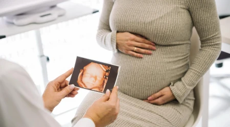 Mujer embarazada y médico