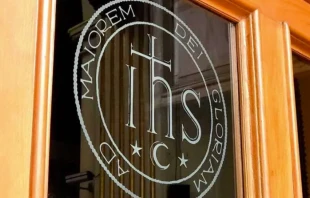 Emblema de la Compañía de Jesús (Jesuitas). Crédito: David Ramos / ACI Prensa.