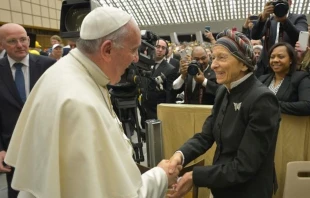 El Papa Francisco saluda a Emma Bonino en una Audiencia General en 2015 Crédito: Vatican Media