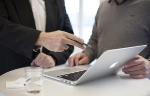 Imagen referencial de empresarios. Crédito: Canva