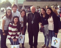 Mons. Ezzati con participantes de Encuu00e9ntrate 2014