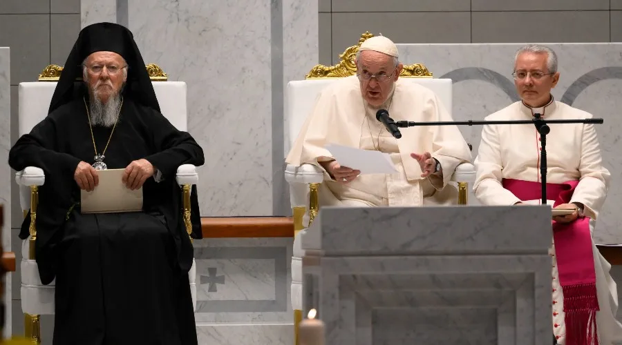 El Papa Francisco lee su discurso en el encuentro ecuménico. Crédito: Vatican Media?w=200&h=150