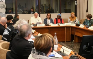 El Papa Francisco lee su discurso durante la reunión de Encuentros Populares en Roma Crédito: Vatican Media