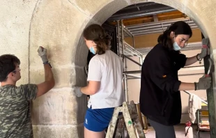 Voluntarios universitarios reparan la iglesia de San Roque en Ortiguero (Asturias, España). Crédtio: Nicolás de Cárdenas / ACI Prensa.
