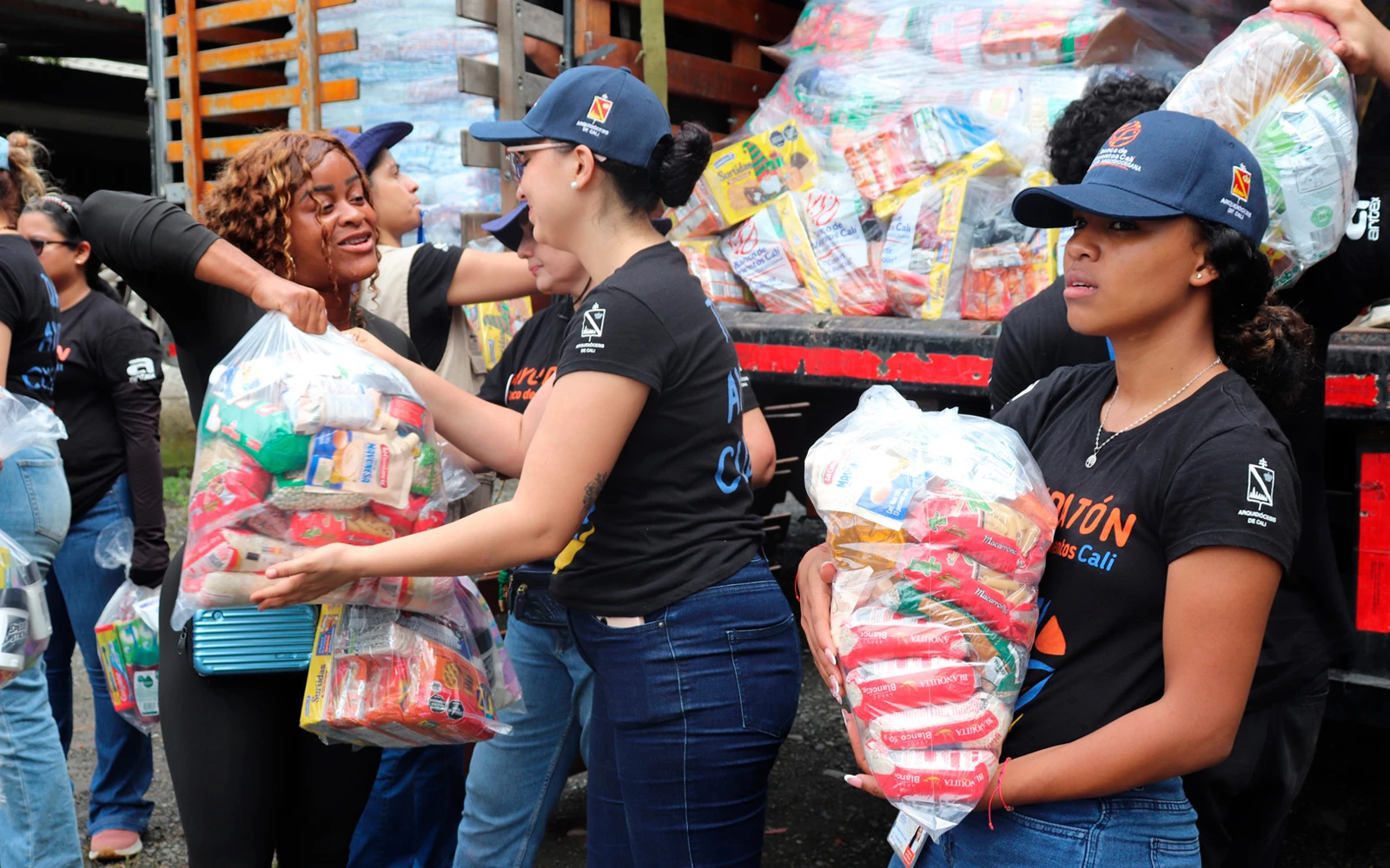 Los voluntarios entregan los alimentos a los pobladores del Valle del Cauca.?w=200&h=150
