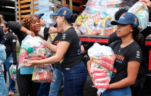 Los voluntarios entregan los alimentos a los pobladores del Valle del Cauca. Crédito: Banco de Alimentos de Cali.