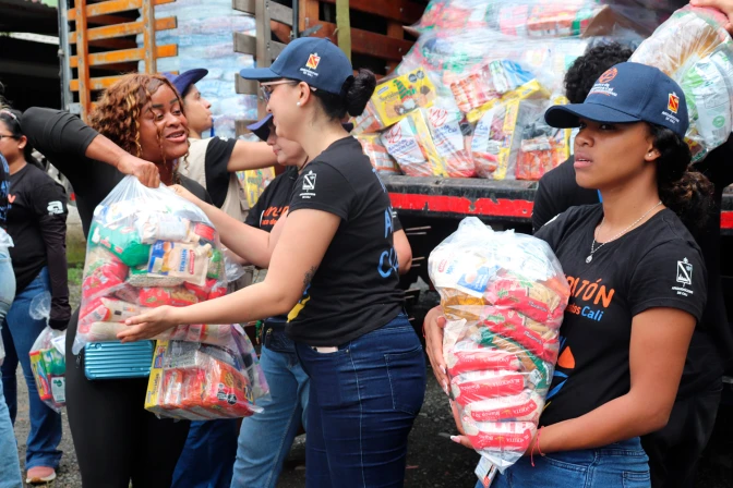 Los voluntarios entregan los alimentos a los pobladores del Valle del Cauca.