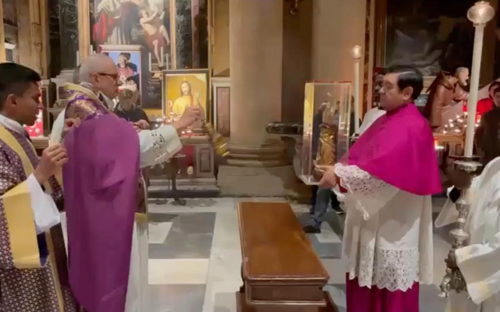 El P. Hugo Valdemar, canónigo de la Catedral Metropolitana de la Arquidiócesis Primada de México, entrega la reliquia de San Judas Tadeo al Santuario de San Salvatore in Lauro en Roma (Italia).?w=200&h=150