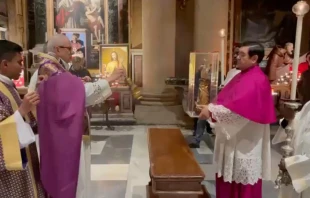 El P. Hugo Valdemar, canónigo de la Catedral Metropolitana de la Arquidiócesis Primada de México, entrega la reliquia de San Judas Tadeo al Santuario de San Salvatore in Lauro en Roma (Italia). Crédito: Cortesía P. Hugo Valdemar.