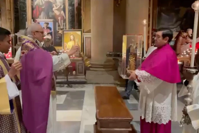 P. Hugo Valdemar entrega reliquia de San Judas Tadeo