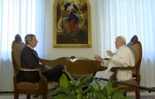 El Papa Francisco en entrevista con Gianmarco Chiocci, director del noticiario italiano TG1. Crédito: Vatican Media.