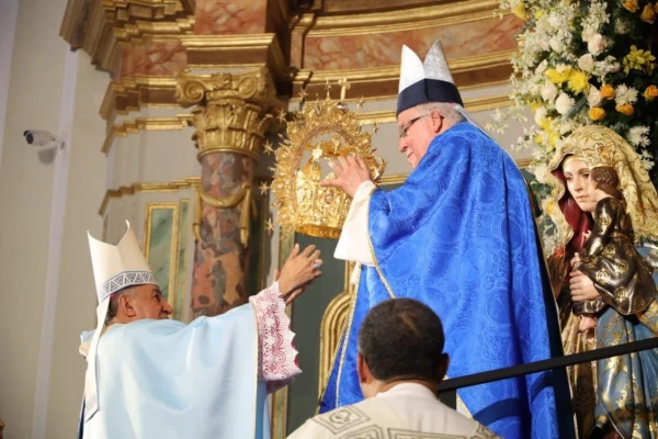 Mons. Ulloa entrega la corona a Mons. Saiz. Crédito: Archidiócesis de Sevilla.