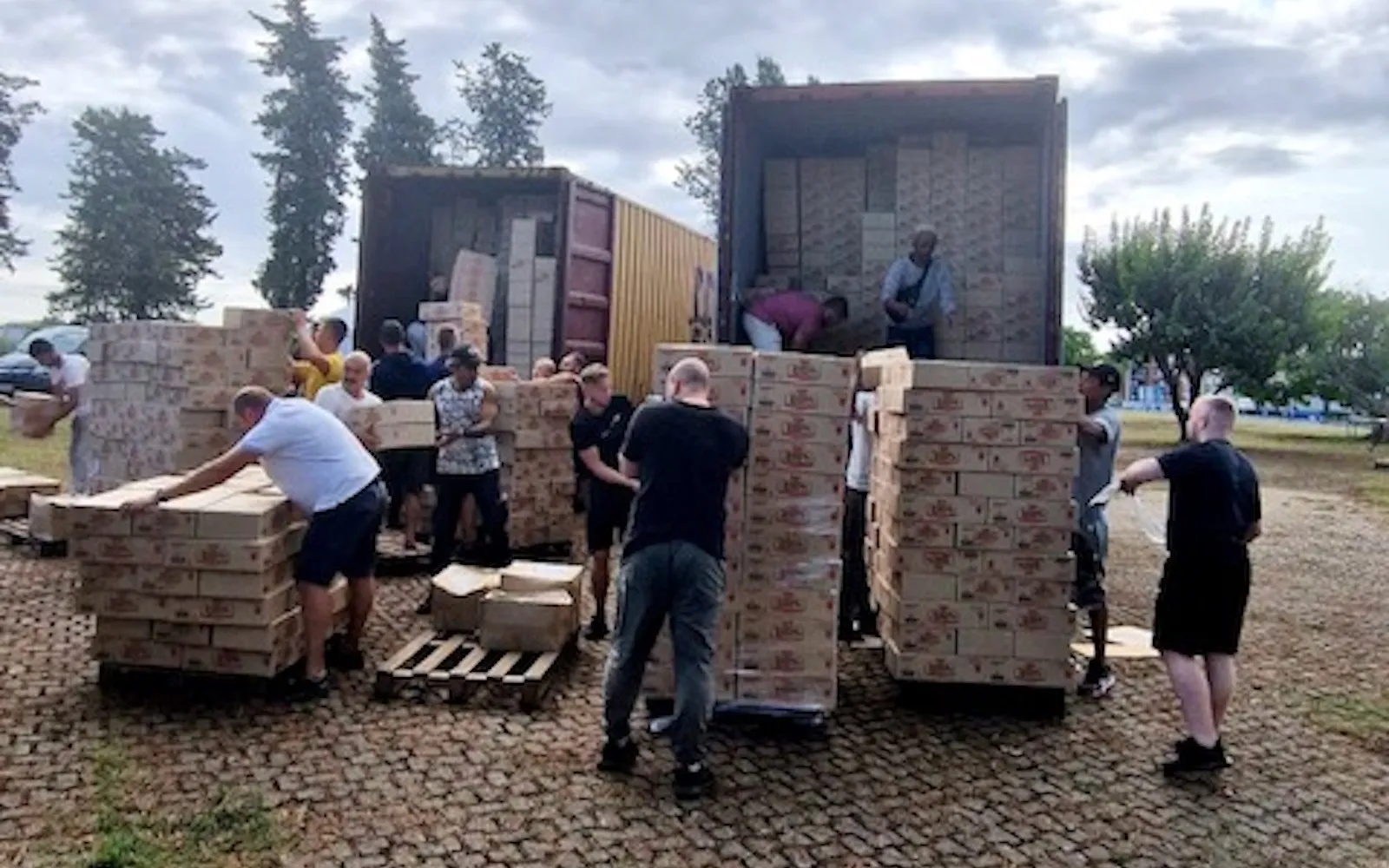 Voluntarios cargan la ayuda humanitaria que será enviada a Ucrania?w=200&h=150
