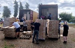 Voluntarios cargan la ayuda humanitaria que será enviada a Ucrania Dicasterio para el Servicio de la Caridad